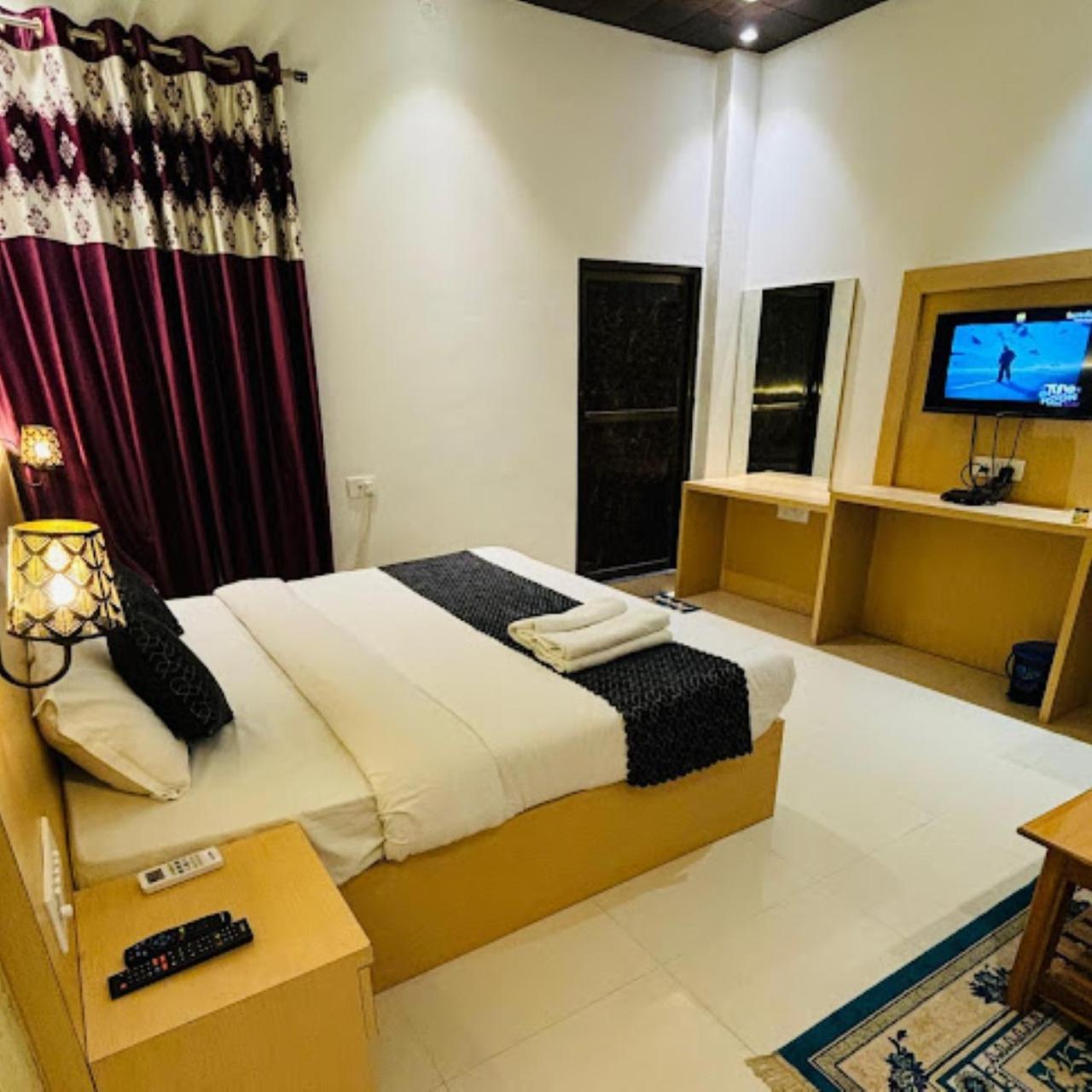 Hotel The Ramay Palace Ayodhya Exterior foto